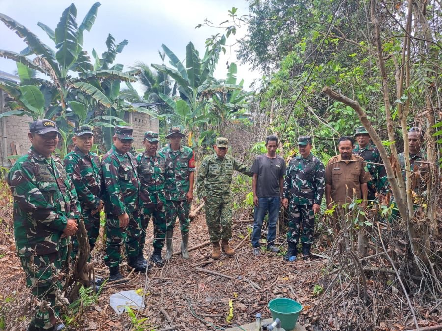 Tinjau Lokasi Karhutla, Tim Mabes TNI Bersama Danramil 01/Tembilahan Cek Kesiapan Sumur Bor