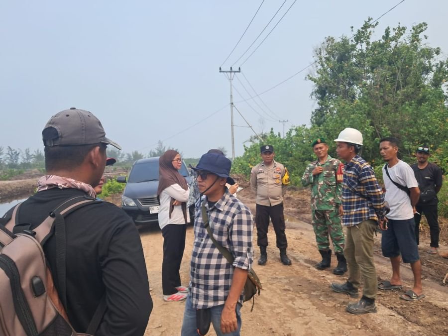 Tinjau Pembangunan Jalan, Sertu Jainuri Bersama Tim Pusat Pastikan Progres di Lapangan