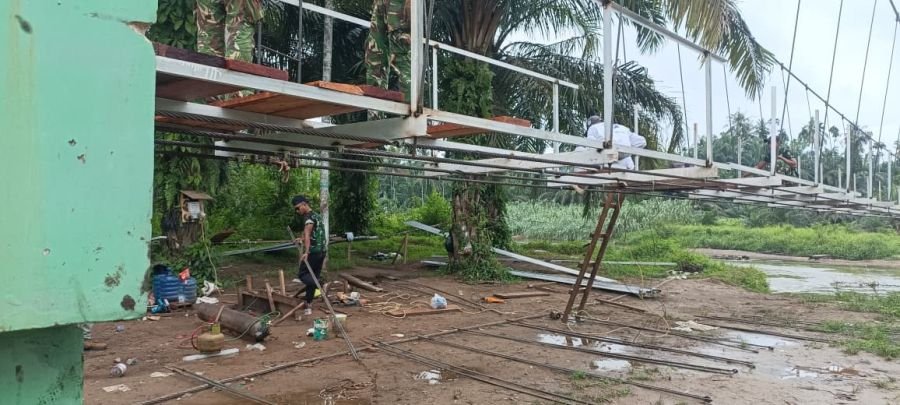 TINJAU PERCEPATAN, PEMBANGUNAN JEMBATAN DESA MUARA MUSU MASUKI TAHAP PENGELASAN DAN PEMASANGAN DUDUK