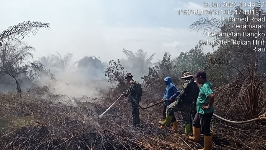 Titik Api Terdeteksi Sipongi, Tim Gabungan Berjibaku Padamkan Karhutla di Pekaitan Rohil