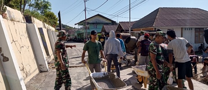 TMMD ke-129, Anggota Koramil Tambelan Bersama Warga Gotong Royong Cor Jalan