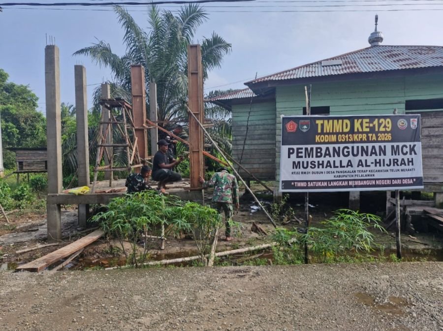 TMMD ke-129 Kodim 0313/KPR Bangun MCK Mushalla Al Hijrah di Desa Pangkalan Terap