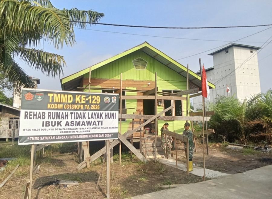TMMD ke-129 Kodim 0313/KPR Masuki Tahap Pengecatan RTLH Milik Ibu Asmawati