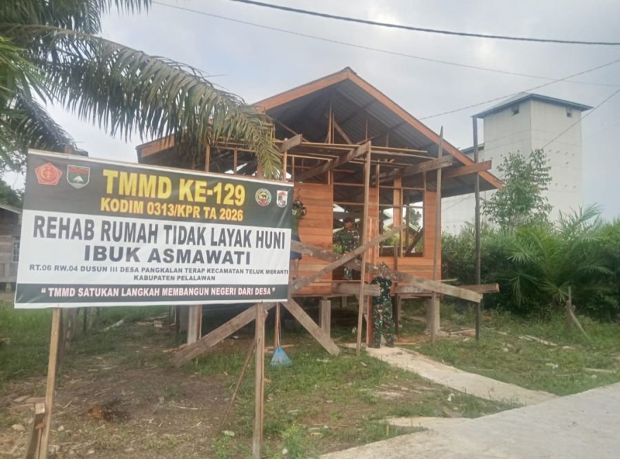 TMMD ke-129 Kodim 0313/KPR Rehab RTLH Ibu Asmawati di Teluk Meranti