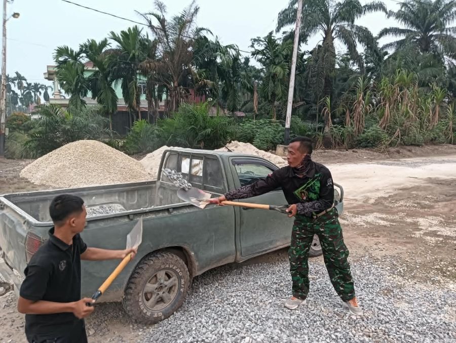 Jalan Semenisasi TMMD Inhil Capai 41 Persen, TNI dan 35 Warga Gotong Royong
