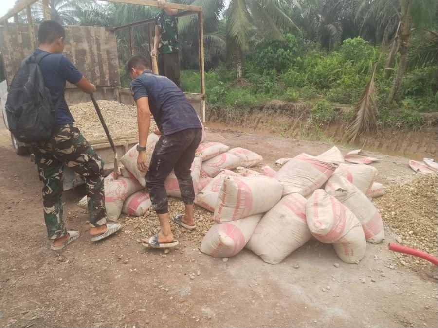 TMMD ke-130 Keritang: Sinergi TNI dan Warga Kuala Lemang Langsir Material Semenisasi