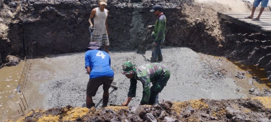 TNI AD Bersama Masyarakat Lanjutkan Pembangunan Jembatan Armco di Sungai Sembilan.