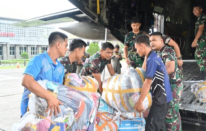 TNI AU Kembali Kirim 7,4 Ton Bantuan Sosial ke Aceh melalui Lanud Roesmin Nurjadin