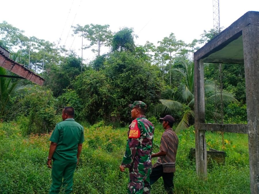 TNI Bersama Masyarakat Desa Melai Keliling Kampung Cegah Titik Api