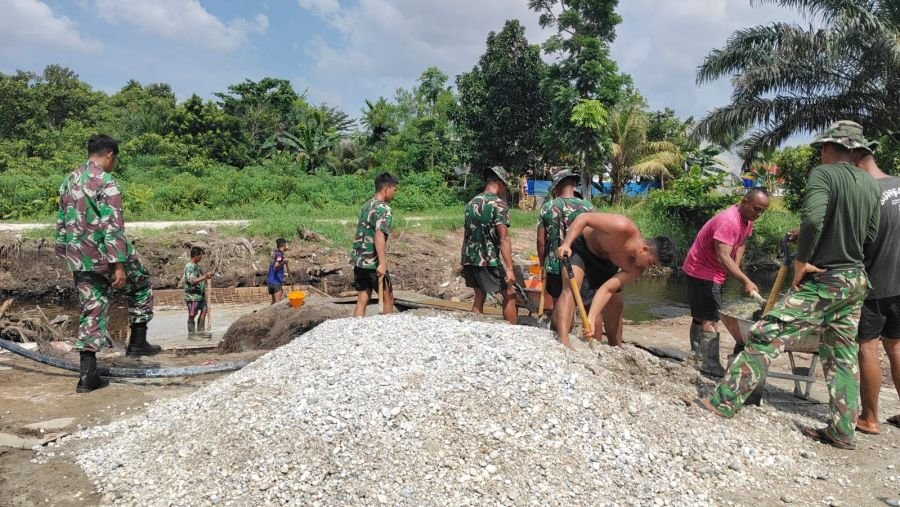 TNI Bersama Masyarakat Lanjutkan Pengecoran Pondasi Jembatan Garuda Armco di Payung Sekaki