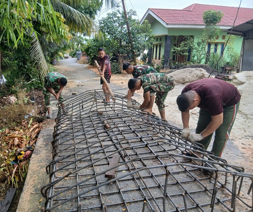 TNI Bersama Masyarakat Lanjutkan Perakitan Besi Demi Pembangunan Jembatan Garuda