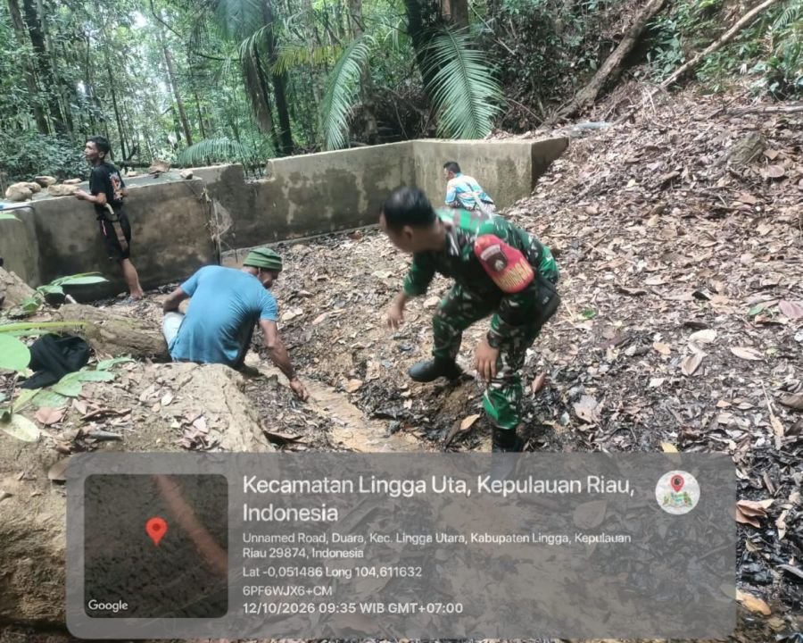 TNI BERSAMA RAKYAT, BABINSA KORAMIL 05/DAIK GOTONG ROYONG BERSIHKAN BAK AIR DI DESA DUARA