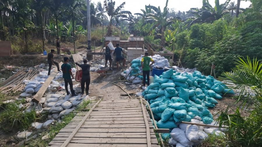 TNI Bersama Rakyat Perkuat Jalan Lintas Enok - Seberang Tembilahan