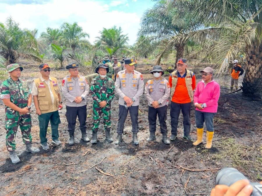 TNI Bersama Tim Gabungan Kepung Karhutla 5 Hektare lahan gambut di Pasir Limau Kapas