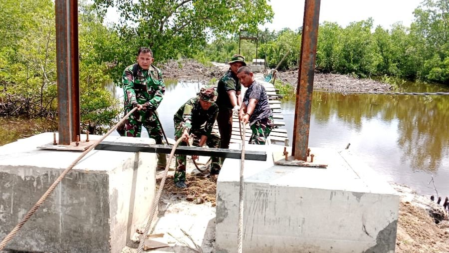 TNI Bersama Warga Kebut Pembangunan Jembatan Gantung Garuda, Akses Dua Kelurahan di Sungai Sembilan