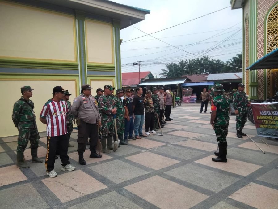 TNI Bersihkan Pasar Ujung Batu Bersama Masyarakat, Sampah Jadi Alarm Keras