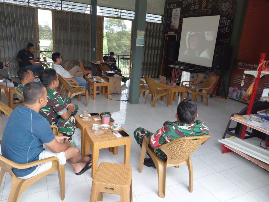 TNI dan Warga Anambas Nobar Piala Dunia, Suasana Penuh Keakraban di BUMDes Tarempa Selatan