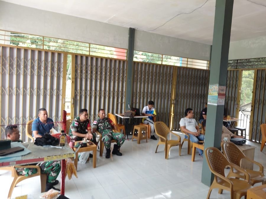TNI dan Warga Anambas Nobar Piala Dunia, Suasana Penuh Keakraban di BUMDes Tarempa Selatan