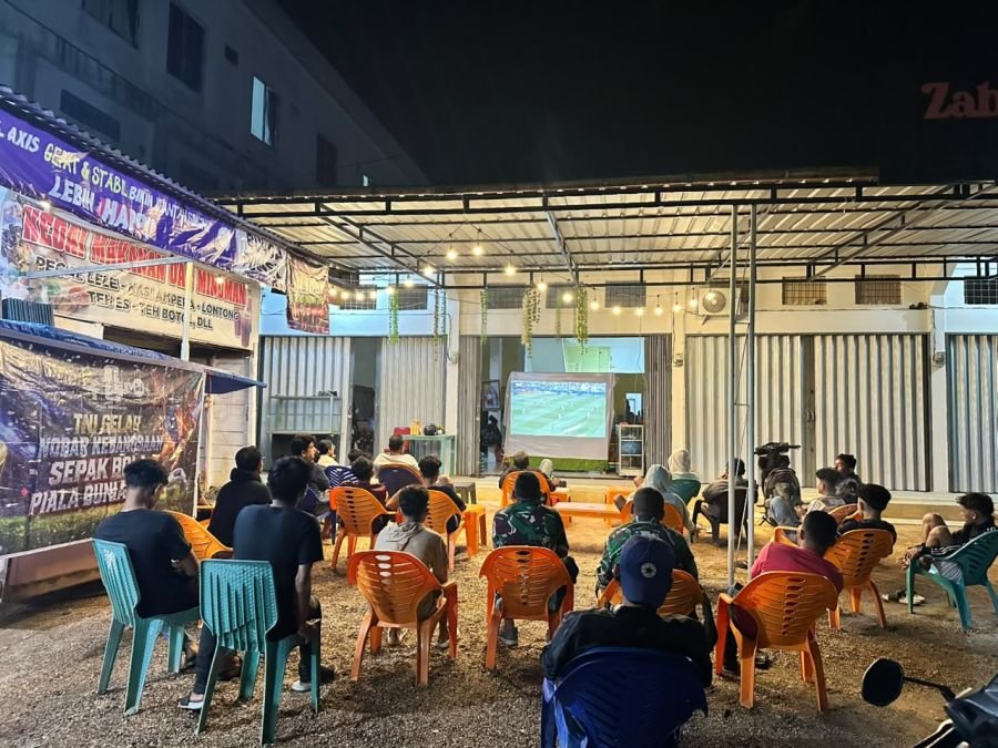 TNI dan Warga Antusias Nobar Piala Dunia 2026 di Taluk Kuantan