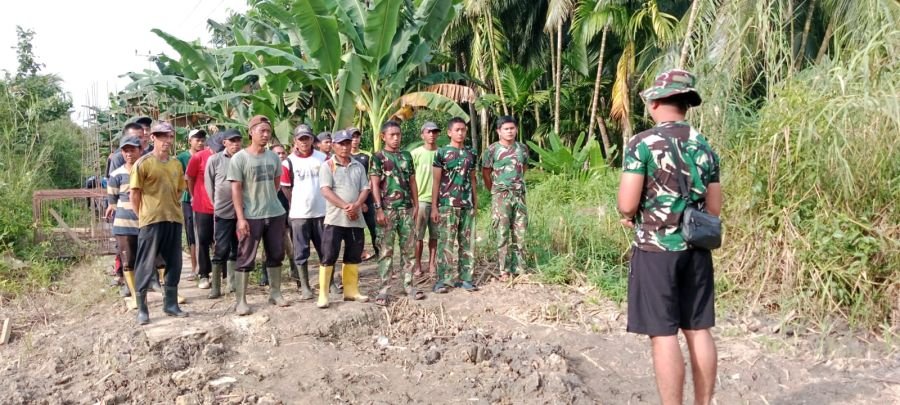 TNI dan Warga Bahu-Membahu Percepat Pembangunan Jembatan Garuda