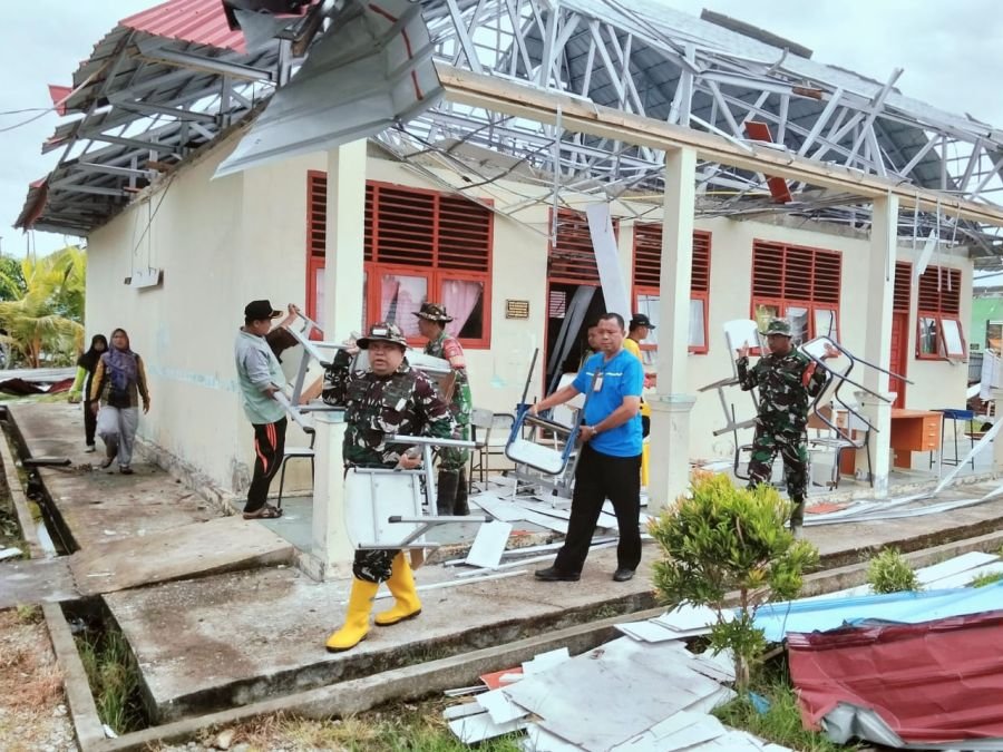 TNI dan Warga Bersatu Bangkitkan Sekolah yang Diterjang Puting Beliung
