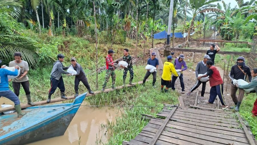 TNI dan Warga Gotong Royong Pelangsiran Material Jembatan Perintis Garuda di Lintas Enok - Kelinduk