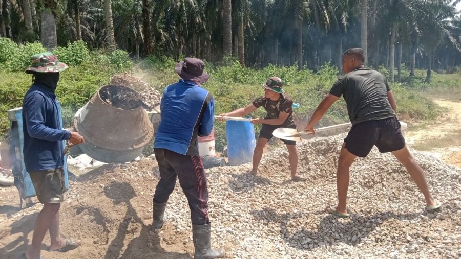 TNI dan Warga Kebut Pembangunan Jembatan Garuda di Bumi Mulya