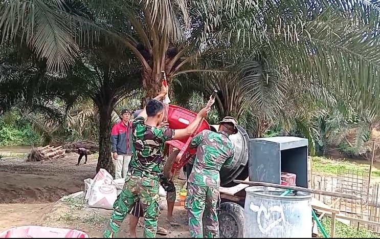 “TNI dan Warga Kebut Pengecoran Pondasi Jembatan Garuda di Sanglap”