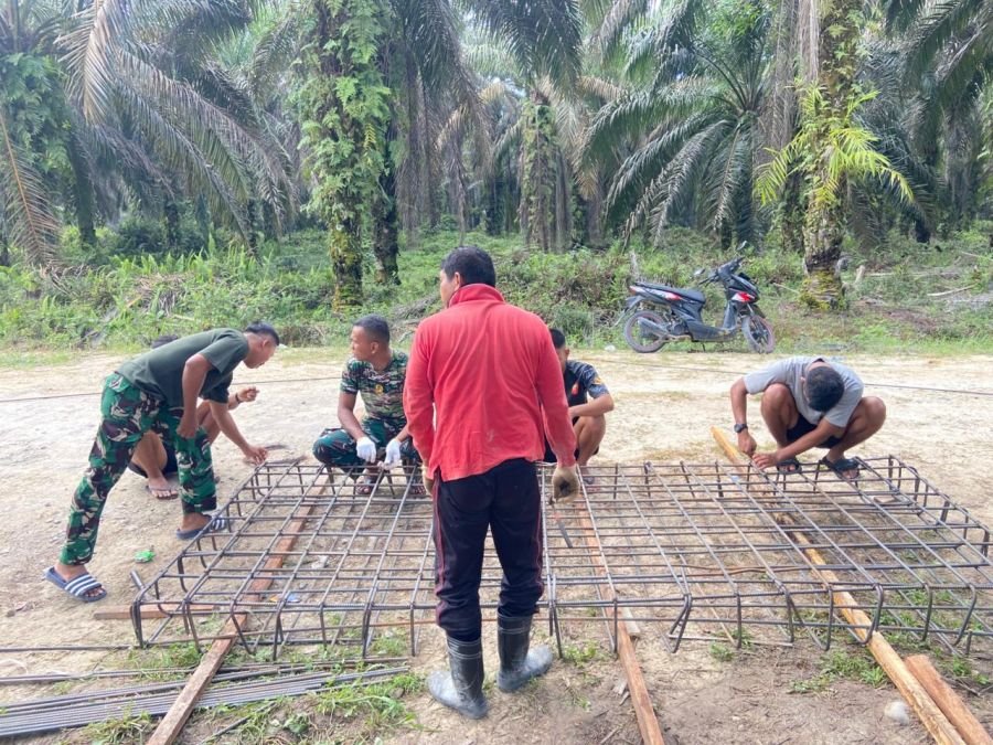 TNI dan Warga Kebutan Bangun Jembatan Penghubung Dua Kecamatan