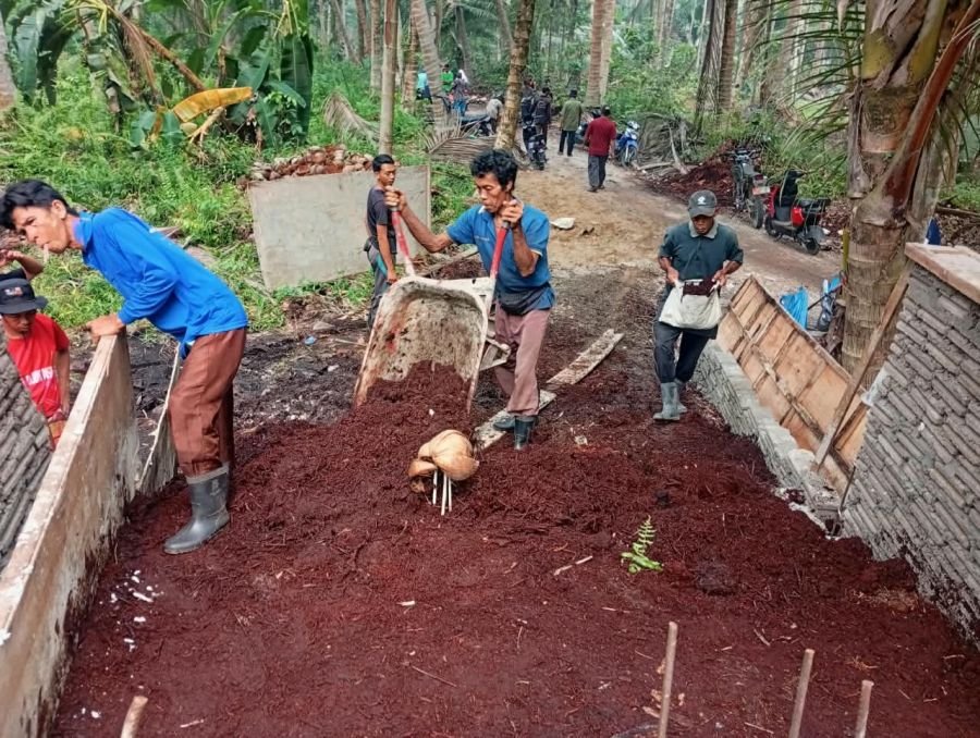 TNI dan Warga Kejar Penyelesaian Jembatan Sungai Gantang