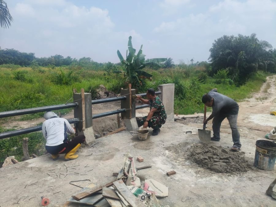 TNI dan Warga Kompak Gotong Royong Selesaikan Pembangunan Jembatan Garuda