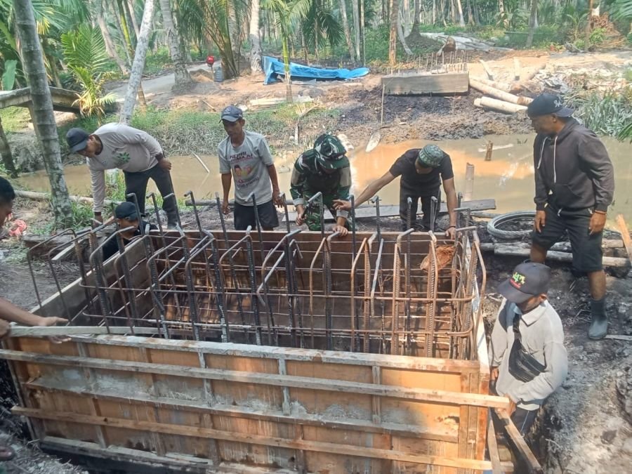 TNI dan Warga Kompak, Progres Jembatan Sungai Gantang Terus Bergerak