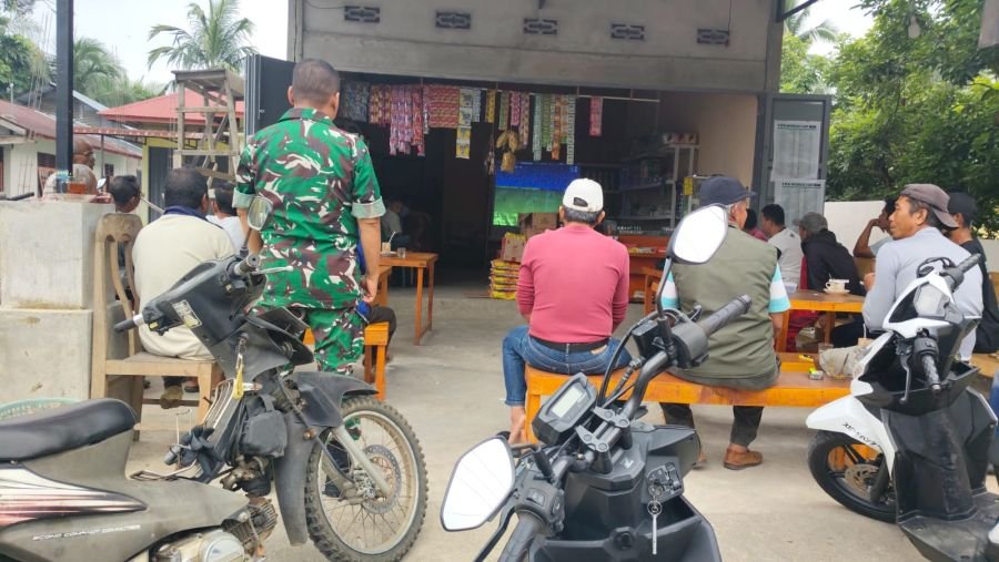 TNI dan Warga Kuantan Tengah Nobar Piala Dunia, Kebersamaan Makin Erat