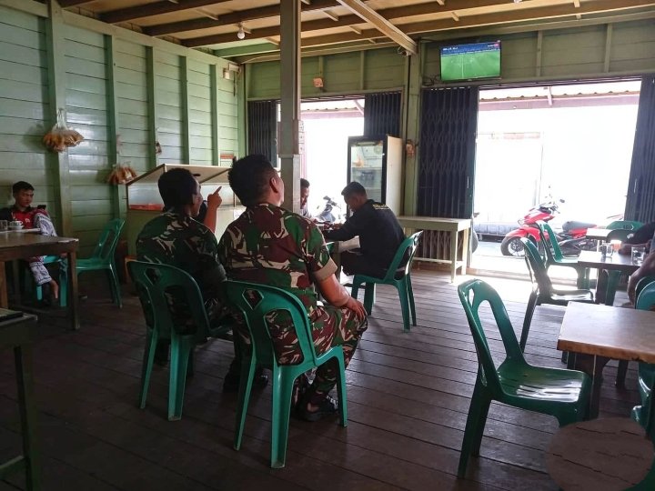 TNI dan Warga Nobar Piala Dunia, Pererat Silaturahmi di Tarempa Barat