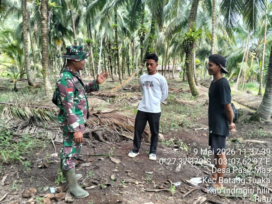 TNI dan Warga Patroli Karhutla di Desa Pasir Mas, Batang Tuaka