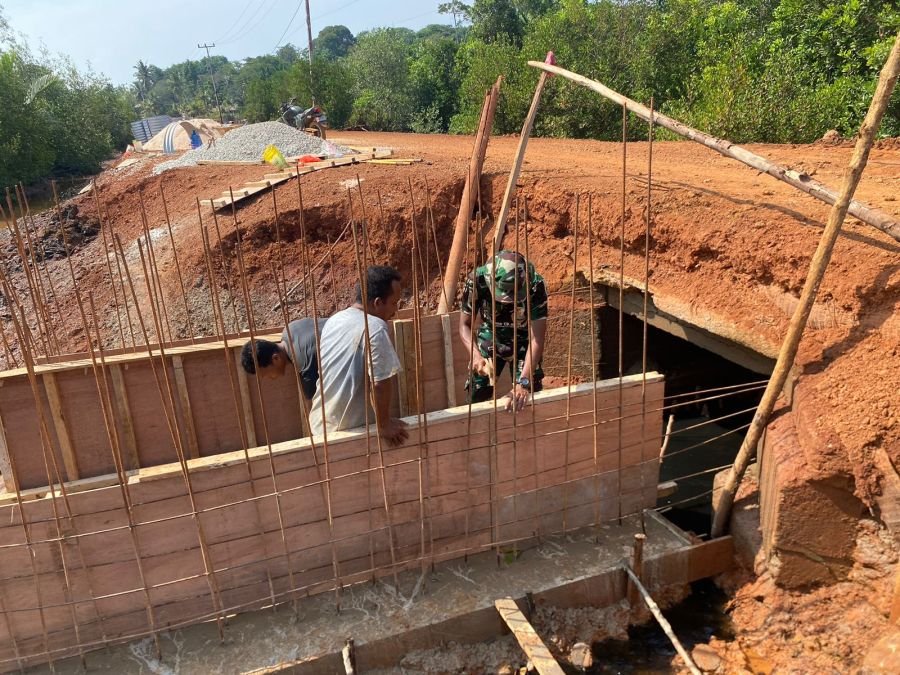 TNI dan Warga Percepat Pembangunan Jembatan Sungai Mata II