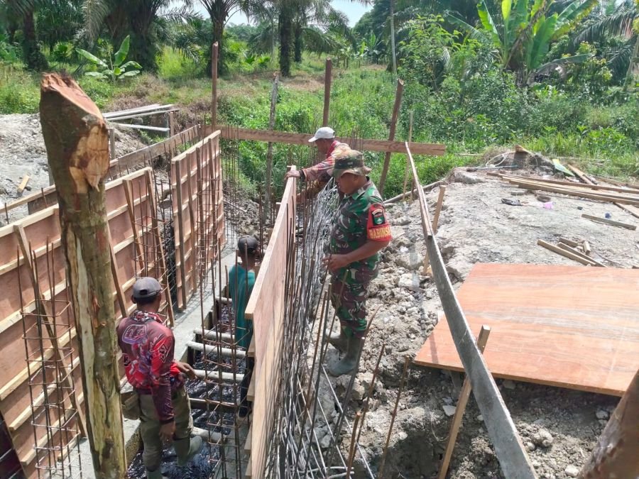 TNI dan Warga Percepat Pembangunan Jembatan Garuda di Sungai Panji-Panji