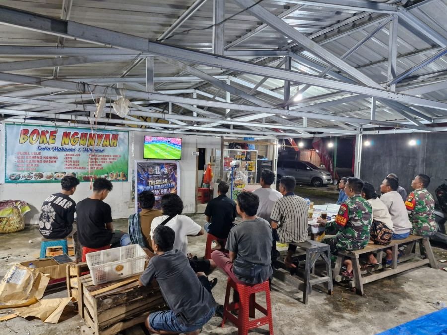 TNI dan Warga Petai Nobar Belgia vs Iran, Kebersamaan Menguat