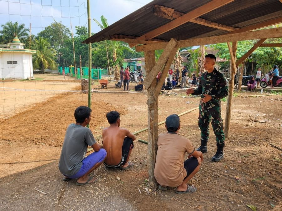 TNI dan Warga Semelinang Darat Bangun Lapangan Voli Bersama