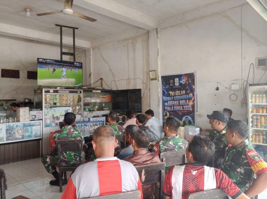 TNI dan Warga Singingi Hilir  Nobar Piala Dunia 2026 Bersama Di Kedai Kopi
