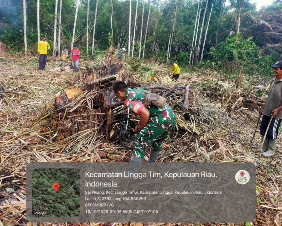 TNI Hadir di Tengah Rakyat, Babinsa Koramil 05/Daik Gotong Royong Bersihkan Kebun Desa di Lingga Tim