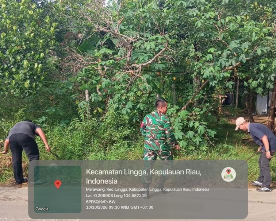 TNI Hadir di Tengah Rakyat! Babinsa Koramil 05/Daik Pimpin Gotong Royong Persiapan Pasar Malam di Li