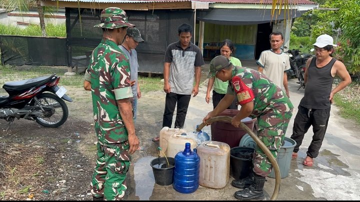 TNI Hadir Saat Air Sulit, Kodim 0303/Bengkalis Salurkan 10 Ribu Liter Air Bersih untuk Warga