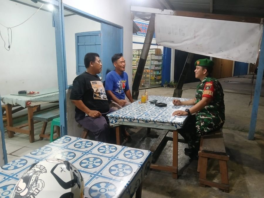 TNI Hadir Saat Warga Terlelap, Babinsa Koramil 04/Lph Perkuat Siskamling di Tanjung Rhu