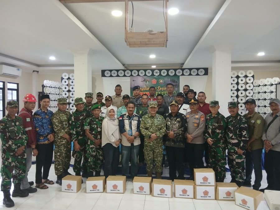 TNI Hadir untuk Rakyat, Tim Mabes TNI Serahkan Bantuan Sembako di Pulau Burung