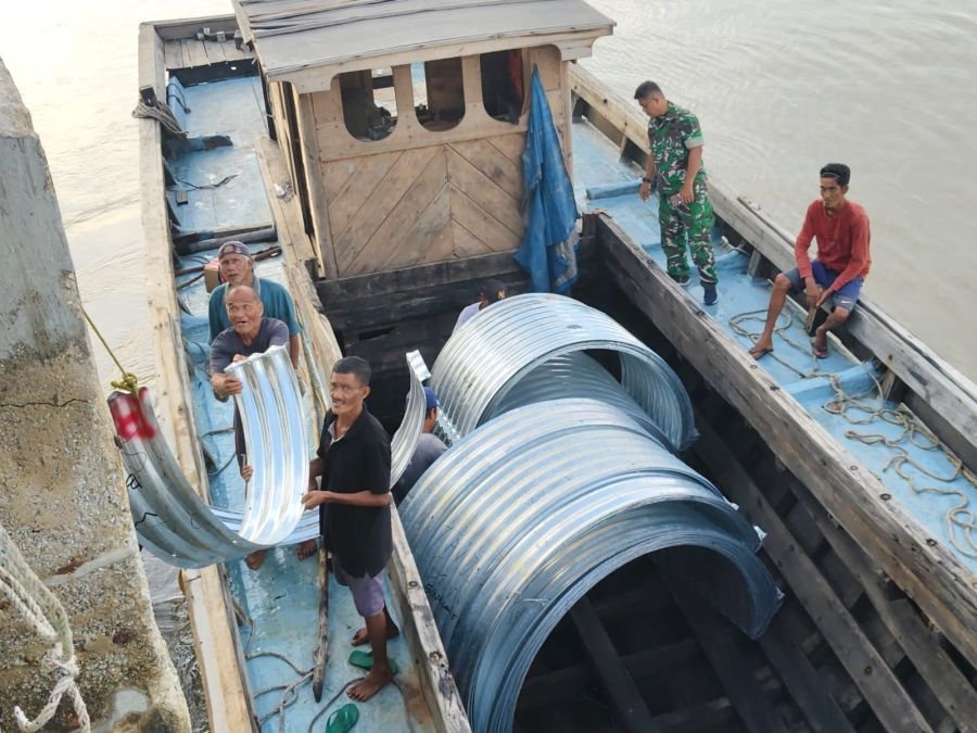 TNI Kawal Pendistribusian Aramco Dipulau Terpencil Desa Nipah Sendanu