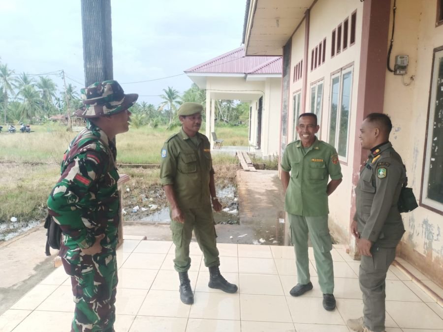 TNI dan Masarakat Desa Lemang Saling Bertukar Informasi