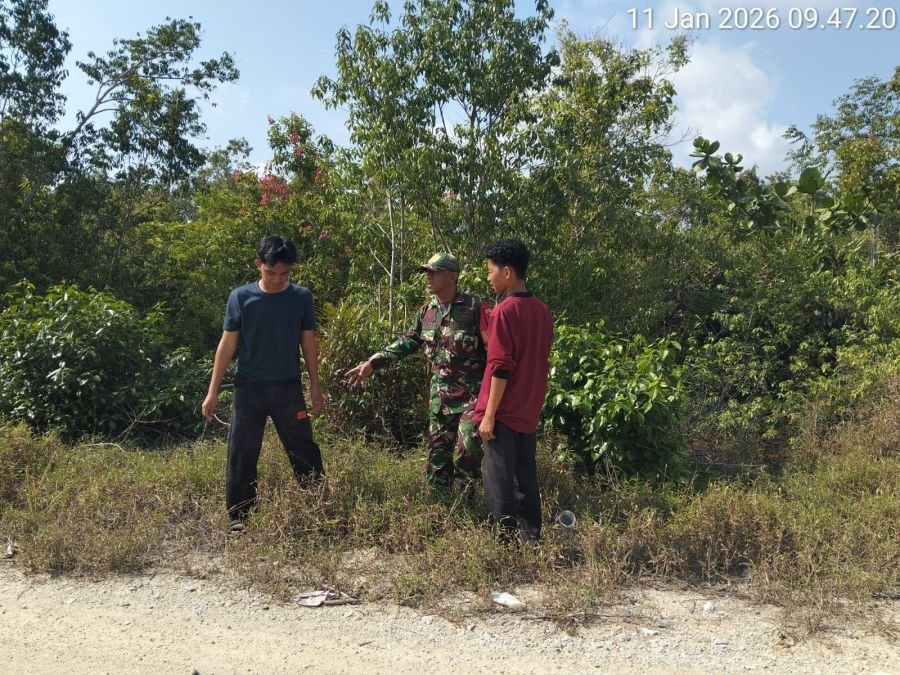 TNI Patroli bersama masyarakat Selat panjang timur untuk cegah api