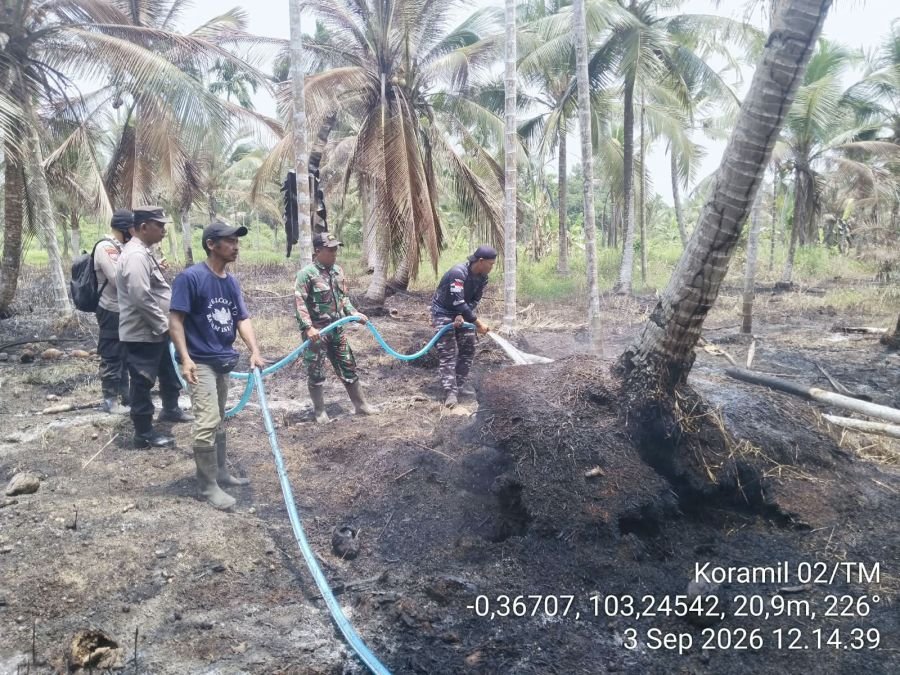 TNI-Polri Bersama MPA Kebut Pemadaman Karhutla di Lahan Gambut Tekulai Bugis