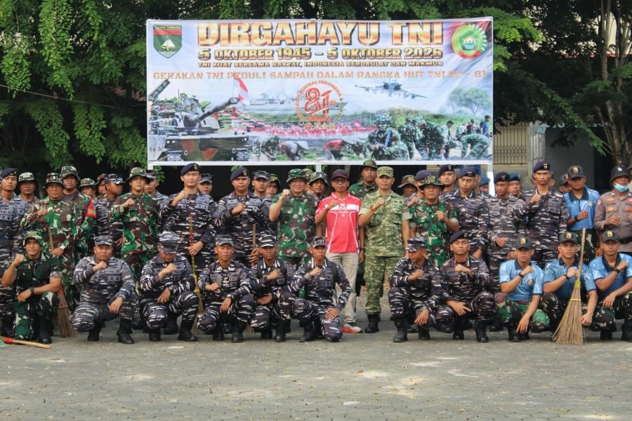 TNI-Polri dan Masyarakat Gotong Royong Bersihkan Bintan Center Jelang HUT TNI ke-81